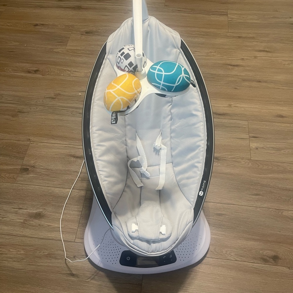 4moms White Baby Rocker with Toy Mobile